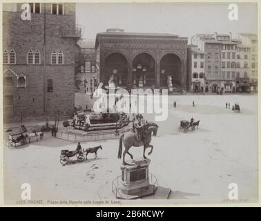 Gezicht op het Piazza della Signoria en de Loggia dei Lanzi in Florence FIRENZE - Piazza della Signoria Colla Loggia de' Lanzi (titel op object) Teil des Travel Albums mit Bildern von Seen that: Bedingungen in Italien und Frankrijk. Hersteller : Fotograf: BrogiPlaats Herstellung: Florenz Datum: CA. 1870 - ca. 1900 Physische Merkmale: Albumindruckmaterial: Papierfotopapiertechnik: Albumdrucke Druckgrößen: H 200 mm × W 253 mm Betreff: Stück Skulptur, Reproduktion eines Stücks von Skulpturen Platz, Ort, Zirkus usw. (+ Stadt (-scape ) mit Figuren, Mitarbeiter) An Der Piazza della Stockfoto