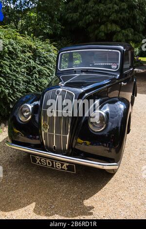 Schönes Beispiel eines gut erhaltenen klassischen britischen schwarzen 1939 Morris 8 Series E 2-Türer Limousine Automobil auf der Auto-Rallye in Oxfordshire ausgestellt. Stockfoto