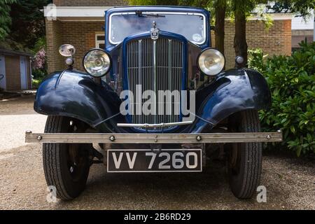 Schönes Beispiel eines gut erhaltenen klassischen britischen Blau & Schwarz 1938 Morris 8 Series 2 4-Türer Limousine Motorwagen Ausgestellt bei der Auto-Rallye in Oxfordshire Stockfoto