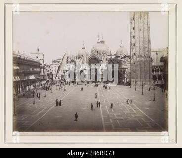 Gezicht op het San Marcoplein, de basiliek van San Marco en de voet van de Campanila Venezia Piazza S Marco (titel op object) Teil des Reisealbums mit Bildern von seen that: Conditions in Italy and the French Riviera (Teil II). Hersteller : Fotograf Giorgio Sommer Herstellung: Piazza San Marco (Venedig) Datum: CA. 1860 - ca. 1890 Physische Eigenschaften: Albumin Druckmaterial: Papier fotografische Papiertechnik: Albumin Druckabmessungen: Bild: H 191 mm × W 248 mm Betreff: Quadrat, Ort, Zirkus usw. (+ Stadt (-scape) mit Figuren, Mitarbeiter) Kirche (außen) Kuppel  Architekt Stockfoto