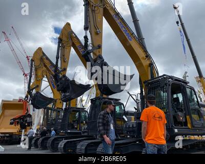 Las Vegas, USA. März 2020. Am 11. März 2020 sehen die Menschen Baumaschinen der chinesischen XCMG auf der CONEXPO-CON/AGG in Las Vegas, den Vereinigten Staaten. Top-Marken chinesischer Bauausrüstungsunternehmen haben die Show auf der größten Baumesse in Nordamerika gestohlen, die von Dienstag bis Samstag in Las Vegas stattfindet. Kredit: Huang Heng/Xinhua/Alamy Live News Stockfoto