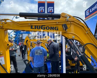 Las Vegas, USA. März 2020. Am 11. März 2020 sehen die Menschen Baugeräte der chinesischen LiuGong Machinery auf der CONEXPO-CON/AGG in Las Vegas, den Vereinigten Staaten. Top-Marken chinesischer Bauausrüstungsunternehmen haben die Show auf der größten Baumesse in Nordamerika gestohlen, die von Dienstag bis Samstag in Las Vegas stattfindet. Kredit: Huang Heng/Xinhua/Alamy Live News Stockfoto