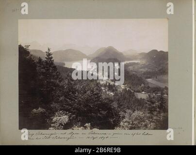 Gezicht op het dorp Schwangau, Slot Hohenschwangau, de Alpsee (Links) en de Schwansee Teil des Travel Albums mit Bildern von Seen, dass: Bedingungen in Frankreich, Spanien Italien, Deutschland, der Schweiz und Oostenrijk. Hersteller : Fotograf Joseph Albert (zugeordnet zu) Ort Herstellung: Bayern Datum: CA. 1857 - Merkmale oder ab dem Jahr 1886 Physisch: Albumindruckmaterial: Papierfotopapiertechnik: Albumindrucke Abmessungen: Foto: H 200 mm × W 270 mmToelichtinganders als in der Bildunterschrift dieses Bild aus Schloss Neuschwanstein angegeben. Rechts vom Zentrum zwischen ist Hohenschwangau zu sehen Stockfoto