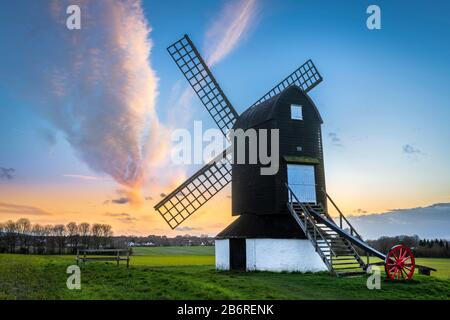 Nach einem trockenen Tag mit intermittierendem Sonnenschein und einer starken Brise in Ivinghoe, Buckinghamshire, geht die Sonne hinter der berühmten Pitstone Windmill an der R Stockfoto