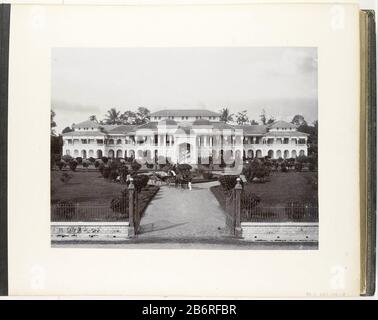 Gezicht op het paleis van de Sultan van Deli, Sumatra (Palais des Sultans von Deli) Blick auf den Palast des Sultans von Deli nach Medan. Auf dem Antrieb ein Schlitten. Teil des Sumatra-Albums von Paul und Lucie Sandel aus dem Jahr 1900. Hersteller : Fotograf: Carl J. Klein Groth Herstellung: Medan dating: CA. 1885 - 1900 Physikalische Merkmale: Daglichtcollodiumzilverdruk auf Papiermaterial: Papiertechnik: Daglichtcollodiumzilverdruk Abmessungen: Foto: H 267 mm × W 356 mmOnderwerp Stockfoto