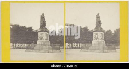 Gezicht op het standbeeld van Willem van Oranje door Louis Royer op het Plein in den Haag Pleins Gravenhage (titel op object) Blick auf die Statue von Wilhelm von Orange von Louis Royer auf dem Plein in Den Haag Plein Den Haag (Titelobjekt) Objekttyp: Stereobild Artikelnummer: RP-F12081 Aufschriften / Marken: Aufschrift verso, handschriftlich '[...] Hersteller Schöpfer: Fotograf: Anonym zu sehen: Louis Royer Ort Herstellung: Den Haag Datum: 1870 Material: Pappe Papiertechnik: Albumin Druckabmessungen: Sekundäres Medium: H 83 mm × W 169 mm Betreff: Denkmal, Statue wo: PleinW Stockfoto