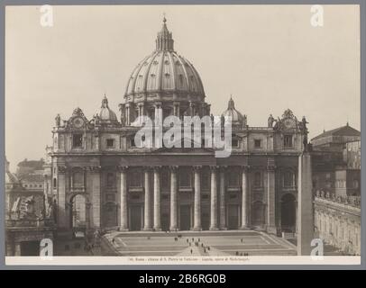 Gezicht op het voorplein van de Sint Pieter in Rom-Chiesa di S Pietro in Vaticano - Cupola, Opera di Michelangelo (Titel op object) Nr. 746 Blick auf den Vorplatz des Petersdoms in Rom - Chiesa di Roma S. Pietro in Vaticano - Cupola, Opera di Michelangelo (Titelobjekt) Nr. 746 Objekttyp: Foto Artikelnummer: RP-F 00-7239 Hersteller: Fotograf: Alinari (zugeordnet zu) Herstellung: Rome Datum: CA. 1900 - ca. 1930 Physikalische Merkmale: Gelatine Silberdrucktechnik: Gelatine Silberdruck Thema: Rom Stockfoto