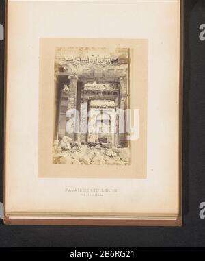 Blick auf das zerstörte Innere des Tuileries Palastes in Paris Palais des Tuileries - vue interieure (Titelobjekt) Objektart: Fotoseite Artikelnummer: RP-F 2001-7-1492-3 Hersteller: Fotograf: Anonymer Ort Herstellung: Palais des Tuileries dating: 1871 Material: Papiertechnik: Albumin Druckabmessungen: Foto: H 150 mm × W 101 mm Betreff: Schlossruine einer Wohnung, eines Hauses, einer Burg usw. Stockfoto