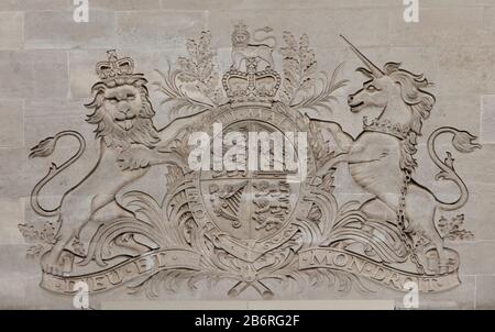Architektonisches Detail von Royal Crest: Dieu et mon Droit, das Motto des Monarchen (Gott und mein Recht) in Covent Garden, London, Großbritannien Stockfoto
