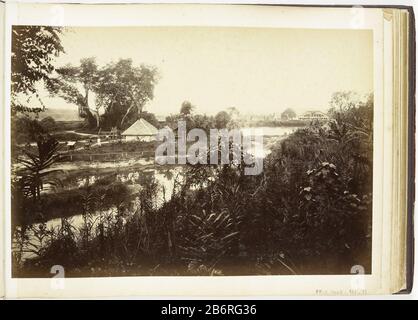 Gezicht op huis langs de rivier met op de achtergrond een fermenteerschuur, Langkat Sumatra Gezicht op huis langs de rivier met op de achtergrond een fermenteerschuur, Langkat Sumatra Objektart : Foto Objektnummer: RP-F-2003-103-13 Hersteller: Fotograaf: H. 1900 Physikalische Kenmerken: Albuminedruk-Material: Fotopapier Karton Techniek: Albuminedruk Abmessungen: Foto: H 222 mm × b 322 mmOnderwerp Stockfoto