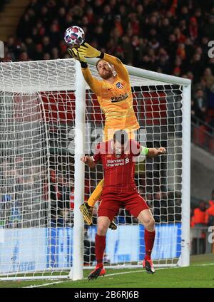 Anfield, Liverpool, Merseyside, Großbritannien. März 2020. UEFA Champions League, Liverpool gegen Atletico Madrid; Atletico Madrid Torhüter Jan Oblak macht unter dem Druck von James Milner aus Liverpool eine Rettung, die den Torhüter Credit: Action Plus Sports/Alamy Live News verletzte Stockfoto