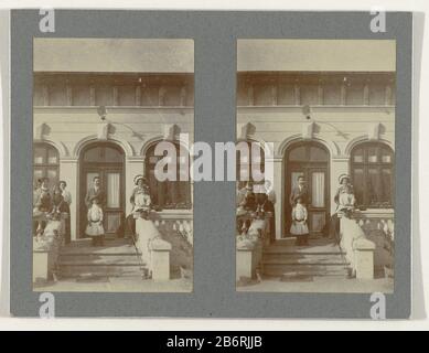 Familienporträt vor einem woningRumenië Frühjahr 1911 (Titelobjekt) Objektart: Stereobilie Artikelnummer: RP-F 2007-15-176 Hersteller: Fotograf: Geldolph Adriaan Kessler (möglich) Ort Herstellung: Österreich Datum: 1911 Physikalische Merkmale: Daglichtcollodiumzilverdruk Material: Fotopapier, Papiertechnik: Daglichtcollodizilverdruk Abmessungen: 106 × mm H: 82 mm B: 106 mm B Stockfoto