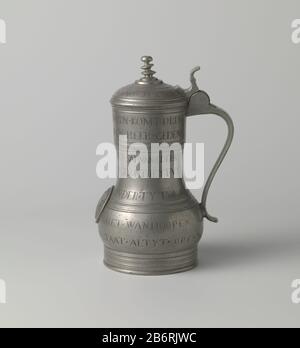 Gildekan van tin van het bakkersgilde, voor Johanes van Sas Kruik van tin, van het bakkersgilde. De voet is versierd met geprofileerde banden. Daarboven de balustervormige kruik met opschrift en een opliggend medaillon met een wapen. De bovenzijde wordt afgesloten met een gewelfd deksel met een knop. De eenvoudige duimrost loopt via een dubbelkakig scharnier over in het handvat, dat onderaan iets naar buiten krault. Hersteller : Tonnegeter: AnoniemPlaats Herstellung: Nijmegen (Mogelijk) dating: CA. 1729 Material: Tin Techniek: Gieten / Draaiend bewerken / graveren (inkerven) Abmessungen: H 25 Stockfoto