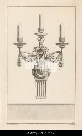 Eine ornamentierte Stative Girandole mit blämenguirlanden. Hersteller: Druckmaschine: Berthault (denkmalgeschütztes Eigentum) entworfen von: Jean-Charles Delafosse (denkmalgeschütztes Gebäude) Herausgeber: Jacques-François Chéreau (Listed Property) Ort Herstellung: Paris Datum: 171 Physikalische Merkmale: Radierung und Engra-Material: Papiertechnik: Radierung / Engra-Messung (Druckprozess) Maße: Plattenkante: H 373 mm × W 225 mm Betreff: Kronleuchter, Kerzenleuchter  festoon, Girlande Stockfoto
