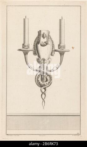 Eine verzierte zweiarmige Girandole mit Vase und Sangen. Hersteller: Druckmaschine: Berthault (denkmalgeschütztes Eigentum) entworfen von: Jean-Charles Delafosse (denkmalgeschütztes Gebäude) Herausgeber: Jacques-François Chéreau (Listed Property) Ort Herstellung: Paris Datum: 1701 Physikalische Merkmale: Ätzmittel und Engra-Material: Papiertechnik: Ätzung / Engras (Druckverfahren) Maße: Plattenkante: H 377 mm × W 226 mm Betreff: Kronleuchter,  Kandelabrase Stockfoto