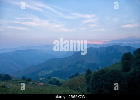 Ein leichtes Rosa am Himmel über den nebeligen Pyrenäen, der französische Weg; Camino nach Santiago de Compostela Stockfoto