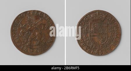 Goede bewind van Albrecht en Isella van Oostenrijk Koperen penning. Voorzijde: Leeuw onder gekruiste scepter en olijftak tossen jaartal binnen omschrift. Keerzijde: Gekroond wapenschild, omhangen met de orde van het den Vlies binnen omschrift. Hersteller : AnoniemPlaats Herstellung: België dating: 1617 Physische Kenmerken: Koper Material: Koper Techniek: Slaan Abmessungen: D 2,8 cm. × g 5,12 g Datum: 1617 - 1617 Stockfoto