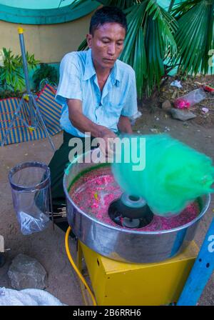 Burmese Mann verkauft Zuckerwatte auf einem Markt in Shan Staat Myanmar Stockfoto