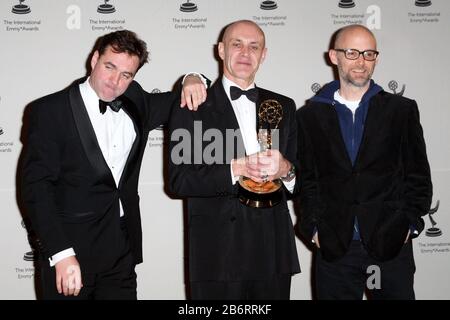 New York, NY, USA. November 2009. Dokumentarfilm-Gewinner Professor, Niall Ferguson, (L), Schriftsteller/Gastgeber, Adrian Pennink, (C), Seriendirektor, beide aus Großbritannien, mit Moderator US-Musiker Moby, (R) im Presseraum für die 37. Internationalen Emmy Awards im New York Hilton. Kredit: Steve Mack/Alamy Stockfoto