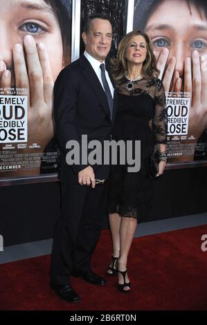 ***DATEIFOTO*** Tom Hanks und Rita Wilson testen Positiv Für Coronavirus*** Tom Hanks und Rita Wilson bei der Premiere "Extrem Laut & Unglaublich Nah" im Ziegfeld Theatre am 15. Dezember 2011 in New York City. Kredit: Dennis Van Tine/MediaPunch Stockfoto