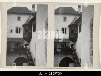 Groep op de Balustrade van een woning Group auf dem Geländer eines Hausobjekttyps: Stereobild Artikelnummer: RP-F 2007-15-199 Hersteller: Fotograf: Geldolph Adriaan Kessler (möglich) Ort Herstellung: Niederlande Datum: CA. 1920 - ca. 1960 Physikalische Merkmale: Daglichtcollodiumzilverdruk Material: Fotopapier, Papiertechnik: Daglichtcollodiumzilverdruk Abmessungen: Blatt: H 80 mm × W 104 mm Stockfoto