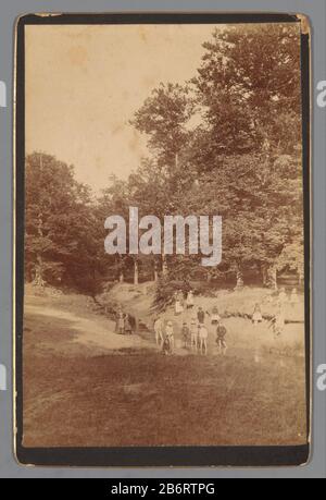 Groep vrouwen en kinderen bij een beek Gruppe von Frauen und Kindern in einem Stream Objekttyp: Foto Cabinet Foto Artikelnummer: RP-F1911 Hersteller : Fotograf: Anonymer Ort Herstellung: Niederlande Datum: 1850 - 1900 Material: Pappe Papiertechnik: Albumin Druckabmessungen: Sekundäres Medium: H 166 mm × W mm Betreff 107: Schild (+ mehr als acht Personen) Erwachsene Frau (+ zwei Personen), wo Bach: Niederlande Stockfoto