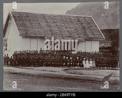 Groepsfoto van milgairen EINE große Gruppe von Soldaten der KNIL posiert vor einem Haus. Zentral in der vordersten Reihe einige hochrangige Offiziere mit weißen Klüften auf dem Helm und vier Frauen. Die gleiche Gruppe wie auf den Bildern der Vereidigung. Inge Stuck Foto in einem Album von 87 Fotografien vom Bau des Gajowegs im Norden Sumatras zwischen Bireuen und Takinguen zwischen 1903 und 1914. Hersteller : Fotograf: Anonymer Ort Herstellung: Nord-Sumatra Datum: 1903 - 1913 Physikalische Merkmale: Silber-Druckmaterial für Tageslichtgelatine: Papiertechnik: Silberdruck Di für Tageslichtgelatine Stockfoto