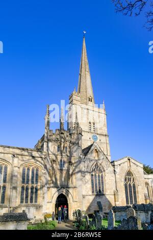 St. John the Baptist Church, Village of Burford, Gloucestershire, England, Großbritannien Stockfoto