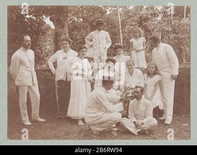 Die Männer tragen weiße tropische Uniformen, Wo: Ein Mann mit Pithhelm, zwei weitere Männer mit Strohhut, die Frauen weiße Kleider oder Batikröcke mit weißem Smock tragen. Fotos aus Album 'Photographieën. Hersteller: Fotograf Frits Freerks Fountain Fz. (Zugeschrieben) Compiler: Frits Freerks Fountain Fz. (Zugeordnet zu) Ort Herstellung: Fotograf: Madura (möglich) Synthesizer: Die Niederlande (möglich) Datum: CA. 1910 Physikalische Merkmale: Silberdruckstoff Tagesgelatine: Pappe Papiertechnik: Tageslichtgelatine Silberdruck Abmessungen: Bild: H 79 mm × W 109 mm Stockfoto