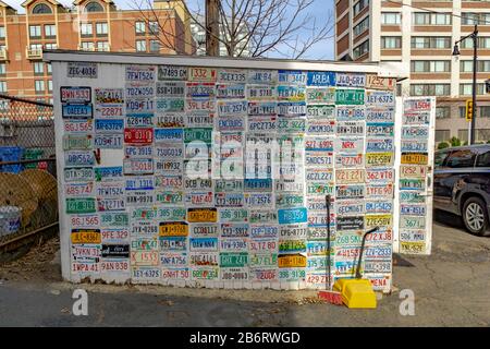 Cambridge MA USA - ca. märz 2020 - EINE Wand voller Nummernschilder Stockfoto