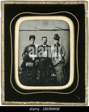 Gruppenporträt von drei Frauen und einem Mann Objekttyp: Bild Artikelnummer: RP-F 2003-89 Aufschriften / Marken: Aufschrift verso in Bleistift: '1854? / 1871 / ambrotype (nicht zeitgleiche Anmerkung) Creator: Photographer: Anonymous Date: CA. 185-ca. 1875 Physikalische Merkmale: Ambrotypie Material: Glas Silberpapier Technik: Ambrotyp (Prozess) Abmessungen: Foto: H 83 mm × W 65 mmlijst: H 121 mm × W 110 mm Stockfoto
