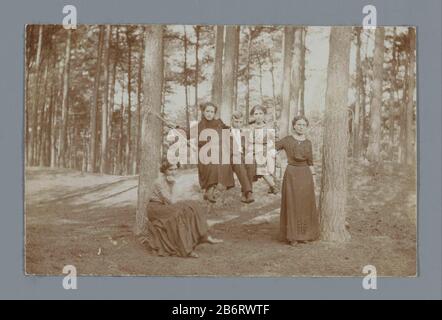 Groepsportret van een vier onbekende vrouwen en een man rond een hangmat in een bos Group Portrait of four Unknown women and one man around a man around a hammock in a bos Object Type : fotopostcard Artikelnummer: RP-F21253 Hersteller : Fotograf: Anonymous Datum: An oder nach 1907 - etwa ab dem Jahr 1907 Material: Papiertechnik: Dolchcollodiumzilverdruk Abmessungen: Foto: H 80 mm × W 112 mm Betreff: Anonyme historische Personen In einer Gruppe, in einem Gruppenporträt Erwachsene Frau Erwachsene Mannambock Stockfoto