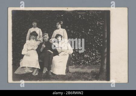 Groepsportret van een onbekende man en vier onbekende vrouwen Group Portrait of an Unknown man and four unidentifed Woman Objekttyp: Picture Postkarte Artikelnummer: RP-F F21250 Hersteller: Fotograf: Anonymous Datum: CA. 1910 - ca. 1925 Material: Papiertechnik: Gelatine Silber Druckabmessungen: Foto: H 80 mm × b mm Betreff 112: Anonyme historisch Porträtierte Personen in einer Gruppe, in einem Gruppenporträt Erwachsene Frau Erwachsener Stockfoto