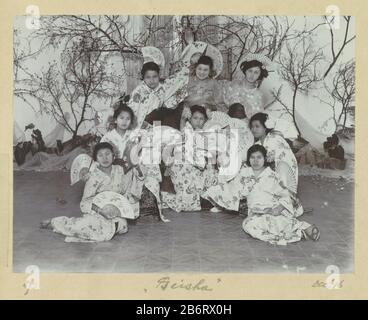Groepsportret van jonge vrouwen in Japanse gewaden traf Waaiers, Aangeduid als 'Geisha's', in Jogyakarta Teil des Familienalbums mit Bildern einer niederländisch-indischen Familie und einer Zuckerfabrik in Purworejo. Hersteller : Fotograf: Anonymer Ort Herstellung: Jogjakarta dating: Jan-199 Physikalische Merkmale: Tageslicht Gelatine Silber Druckmaterial: Papiertechnik: Tageslicht Gelatine Silber Druckabmessungen: Foto: H 152 mm × W 204 mm Betreff: Kurtisan, hetaerajugendlich, junge Frau, Maidenfan Stockfoto