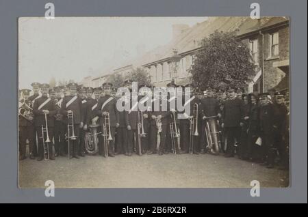 Groepsportret van leden van het Leger des Heils met blaainstrumenten Group Portrait of members of the Salvation Army Brass Objektart: Picture Postkarte Artikelnummer: RP-F F20526 Hersteller: Fotograf: Anonymous Place Manufacturing: Great Britain Date: CA. 1907 - ca. 1920 Material: Papiertechnik: Gelatine Silber Druckabmessungen: Foto: H 86 mm × W 136 mm Betreff: Funktion widder und Würdenträger in der Heilsarmee Blaskapelle, Straßenband - CC - out oder by Stockfoto