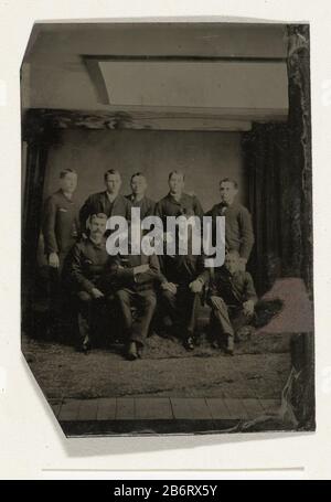Groepsportret van negen mannen in een Atelier, met in het plafond een wit reflectiescherm Group Portrait of nine men in a Workshop, with the ceiling White reflector object type: Picture Artikelnummer: RP-F 2007-236 Hersteller: Fotograf: Anonymous place Manufacturing: United States (possible) Date: CA. 1880 - ca. 1910 Physikalische Eigenschaften: Fotomaterial: Metalltechnik: Ferrotypie Abmessungen: H 91 mm × 65 b mm Stockfoto