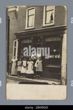 Groepsportret van onbekende vrouwen en kinderen voor de winkel van M Docters van Leeuwen Group Portrait of unidentifed Women and Children to the Store Mr. Docters Lion Objekttyp: Photo Postkarte Artikelnummer: RP-F21238 Hersteller: Fotograf: Anonymous Datum: CA. 1907 - ca. Material: Papiertechnik: Gelatine Silber Druckabmessungen: Foto: H 116 mm × W 88 mm Betreff: Streetanonyme historische Personen In einer Gruppe, in einer Gruppenporträtwerkstatt, im Laden dargestellt Stockfoto