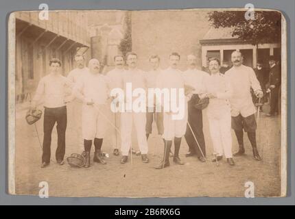 Groepsportret van onbekende mannen in schermkleding Group Porträt unidentifizierter Männer in Bildschirmbekleidung Objektart: Bild Artikelnummer: RP-F21424 Hersteller: Fotograf: Anonym Datum: CA. 1910 - ca. 1925 Material: Pappe Papiertechnik: Gelatine Silber Druck Abmessungen: Foto: H 121 mm × W 170 mm Betreff: Anonyme historische Personen In einer Gruppe, in einem Gruppenporträt Fechten (Sport) Stockfoto
