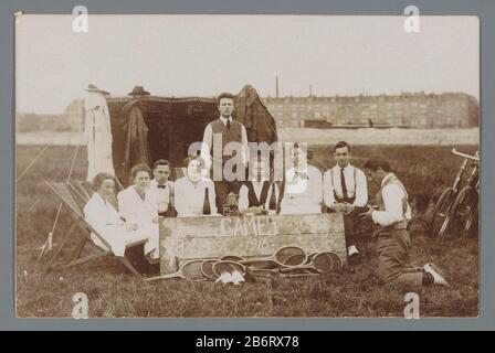 Groepsportret van onbekende mannen en vrouwen met tennisrackets en rechts een amateurfotograaf The sign Where: The Company behind it is: Play 1916. Hersteller : Fotograf: Anonyme Dating: 199 Physikalische Merkmale: Daglichtcollodiumzilverdruk Material: Papiertechnik: Daglichtcollodiumzilverdruk Abmessungen: Foto: H 91 mm × W 139 mm Betreff: Tennis, Rasentennis fotografieren - CC - heraus oder vorbei Stockfoto