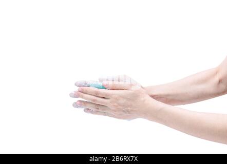 Frau waschen Hand mit Seifenschaum und Wasser. Handreinigung für eine gute persönliche Hygiene zur Vorbeugung von Coronavirus oder Grippeepidemie. Vorgehensweise bei der Handwäsche. Stockfoto