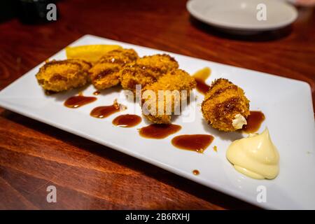 Gebratene Austern mit Katsu-Sauce Stockfoto