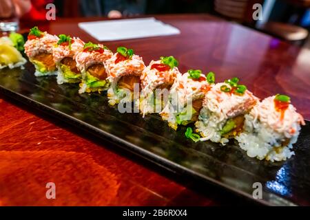 Blizzard Roll Würziger knuspriger Lachs, Avocado mit Krabbenstab, Frischkäse und Kopfhaut oben. Stockfoto