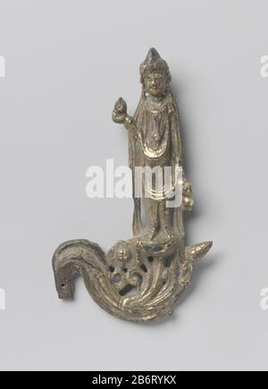 Guanyin Avalokitesvara Avalokitesvara (Guanyin), staande op een lotuskussen; in de opgeheven rechterhand een wensjuweel en in de linker een vaas; zijfiguur van een altaartje. Hersteller : AnoniemPlaats Herstellung: China dating: 618 - 906School / stijl: Tang-Dynastie (618-907) Material: Brons verguldsel Techniek: Verulden Abmessungen: H 12,5 cm × b 7,5 cm × d 2 cm Stockfoto