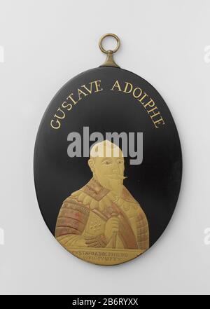 Gustaaf II. Adolf van zweden Ovale gelakte koperen plaquette met op de onderste helft de portretbuste van Gustaaf II Adolf met hoofd naar rechts gewend. Hij heeft een kalend hoofd, een snor en sik. Hij draagt een rijkversierd mantel met vierkante kraag, Stockfoto