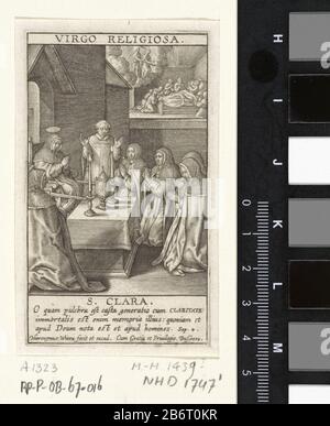 H Clara van Assisi Virgo Religiosa S Clara (titel op object) Specvlvm Virginitatis (serietitel) De heilige Clara, gekleed in het habijt van de franciscaner orde, in aanbidding voor de monstrans met de ie hosttijdens de mis. Die ZE is vergezeld door een priester en zusters van haar orde. OP de achtergrond de dood van Clara. Christus en Maria verschijnen als een visioen boven haar bed. In de marge een drieregelig Bijbelcitaat uit Wijsh. 4 in het Latijn. Hersteller : prentmaker: Hieronymus wie: Rix (vermeld op object)naar igen ontwerp van: Hieronymus Wierixuitgever: Hieronymus Wierix (vermeld op o Stockfoto