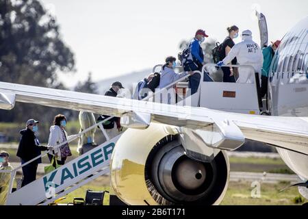 Oakland, Vereinigte Staaten. März 2020. Medizinisches Personal unterstützt Passagiere vom Kreuzfahrtschiff Grand Princess an Bord eines gecharterten Flugzeugs am Oakland International Airport in Oakland, Kalifornien am Mittwoch, 11. März 2020. Foto von Peter DaSilva/UPI Credit: UPI/Alamy Live News Stockfoto