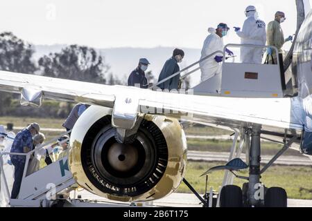 Oakland, Vereinigte Staaten. März 2020. Medizinisches Personal hilft Passagieren des Kreuzfahrtschiffs Grand Princess am Mittwoch, den 11. März 2020, an Bord eines gecharterten Flugzeugs am Oakland International Airport in Oakland, Kalifornien. Foto von Peter DaSilva/UPI Credit: UPI/Alamy Live News Stockfoto