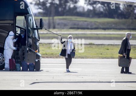 Oakland, Vereinigte Staaten. März 2020. Medizinisches Personal unterstützt Passagiere vom Kreuzfahrtschiff Grand Princess an Bord eines gecharterten Flugzeugs am Oakland International Airport in Oakland, Kalifornien am Mittwoch, 11. März 2020. Foto von Peter DaSilva/UPI Credit: UPI/Alamy Live News Stockfoto