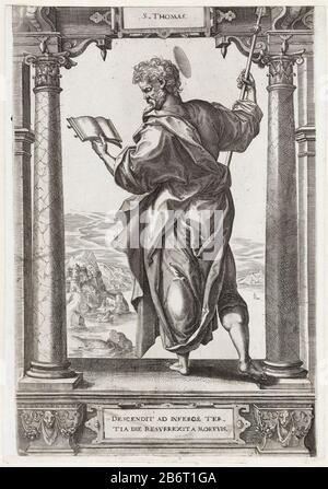 H Tomas S Thomas (titel op object) Christus en de twaalf apoelen, en H Paulus (serietitel) heiliger Tomas-Staat, von hinten gesehen, zwischen zwei Säulen in einem Architekturrahmen. In der einen Hand hält er ein offenes Buch, das in der anderen Hand einen Speer geschlagen hat. Im Hintergrund ein Blick auf einen Fluss und eine Hügellandschaft. Das Feld unter einer zweizeiligen Überschrift in Latijn. Hersteller : Druckerhersteller: Jerome Who: Rixprentmaker Jan Ditmaernaar Design: Maerten The Vosuitgever: Peeter BaltensPlaats Herstellung: Antwerpen Datum: 1578 Physikalische Merkmale: Fahrzeugmaterial: Papiertechnik: Engraa (Druckverfahren) Abmessungen: Blatt : h Stockfoto