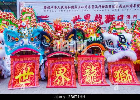 Tänzer warten auf eine Vorstellung während des Macau International Dragon and Lion Dance Day im Praca da Amizade in Macau Stockfoto